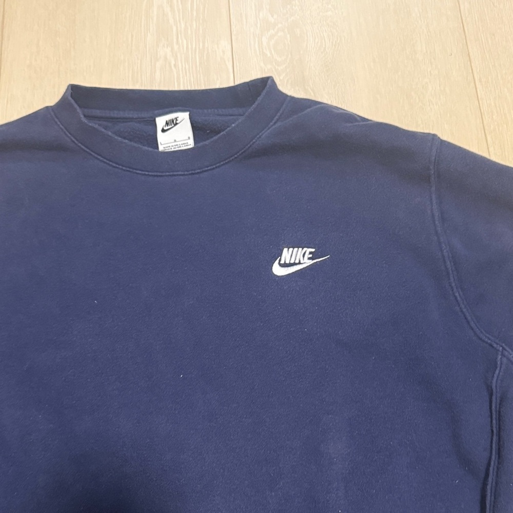 7. Nike Women's Navy Blue Crewneck Sweatshirt - Picture 4 of 9